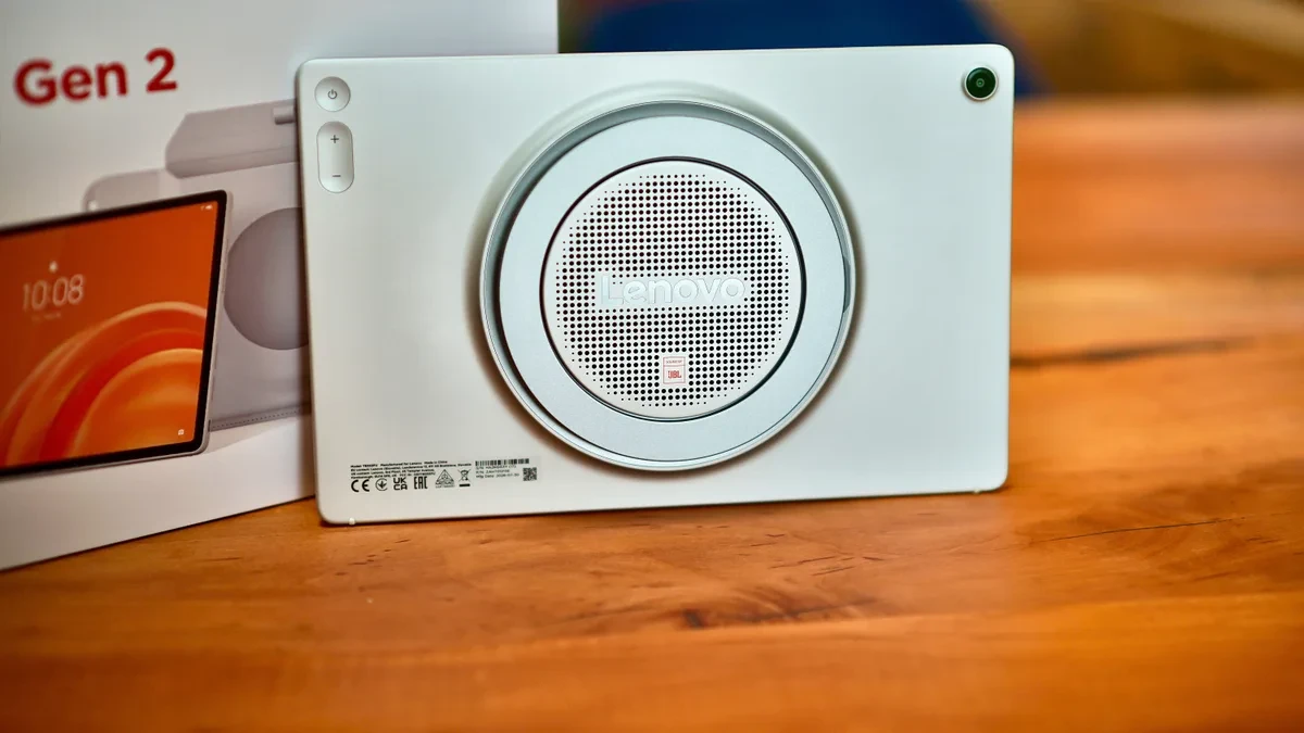 Desain bodi belakang Lenovo Tab Plus Gen 2 yang tebal untuk menampung sembilan speaker JBL