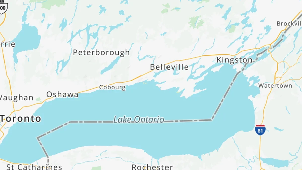 Logo aplikasi navigasi MapQuest pada layar smartphone