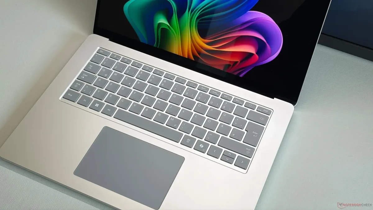 Tampilan sasis luar Microsoft Surface Laptop 15 Gen 8