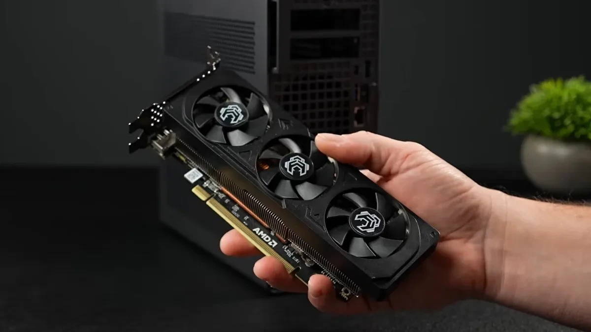 Mini PC Minisforum MS-02 Ultra dipasangkan dengan kartu grafis low profile AMD Radeon RX 9060 XT