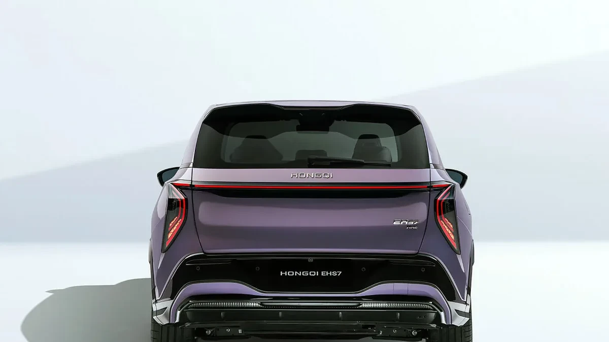 SUV Listrik Hongqi EHS7 dengan fitur sunroof panel surya perovskite