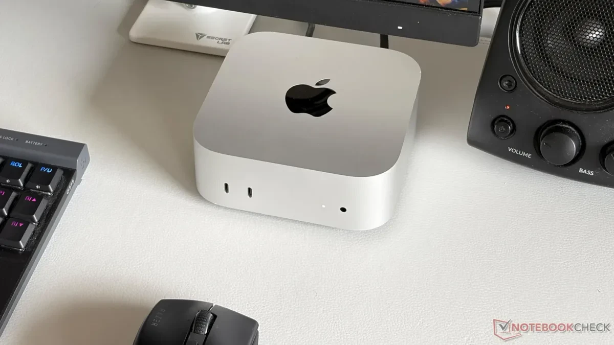 Perangkat Mac mini terbaru di atas meja kerja
