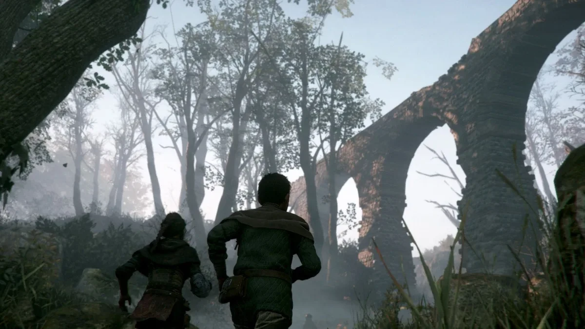 Karakter Amicia dan Hugo dalam game A Plague Tale Innocence menghalau kawanan tikus
