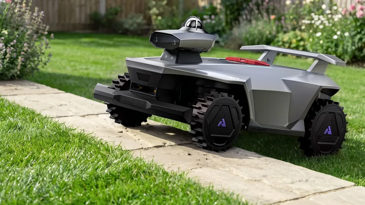 Robot pemotong rumput otomatis Anthbot R7 dengan lengan pemotong tepi di pameran teknologi IFA Berlin