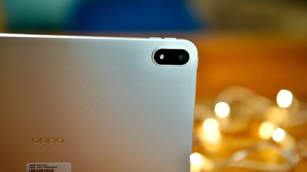 Tampilan bodi belakang dan desain Oppo Pad 6 berbahan logam murni