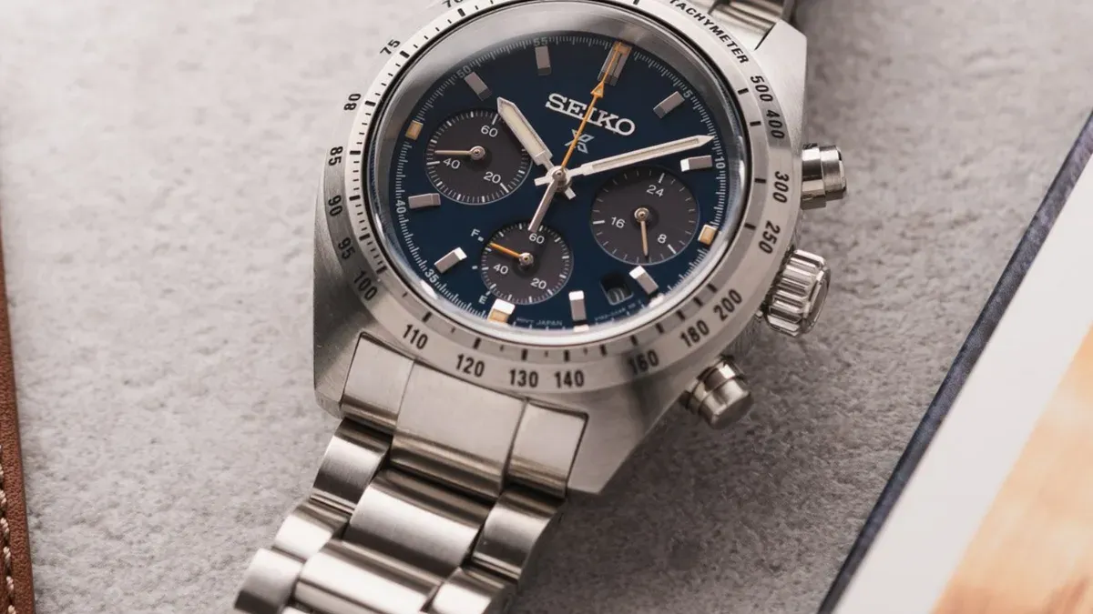 Chronograph Solar Ringkas dengan Sentuhan Balap Klasik yang Unik