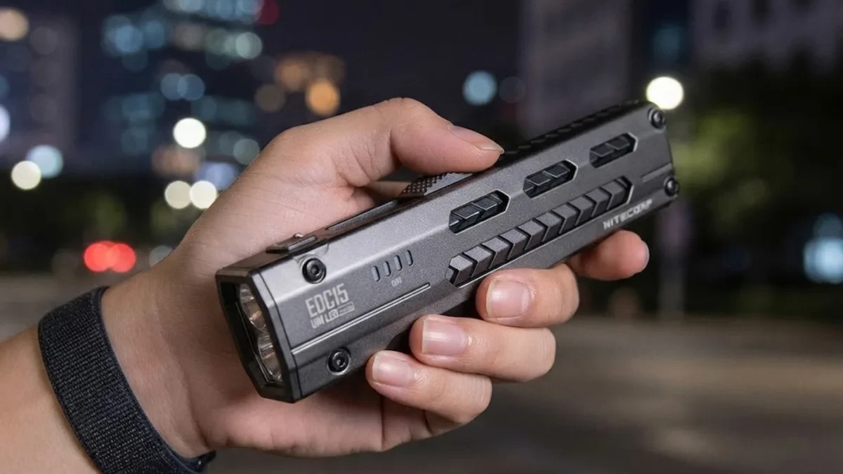 Nitecore EDC15 senter saku tipis berbodi baja tahan karat dengan sinar UV