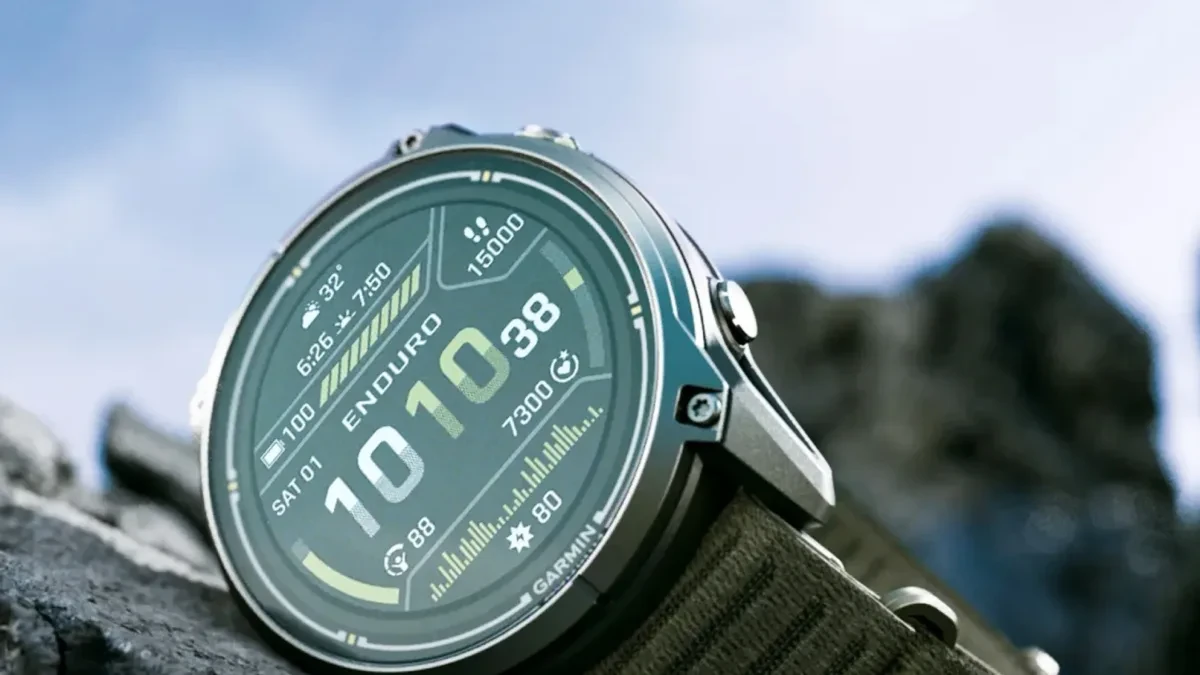 Smartwatch Garmin Enduro 4 dengan bezel titanium