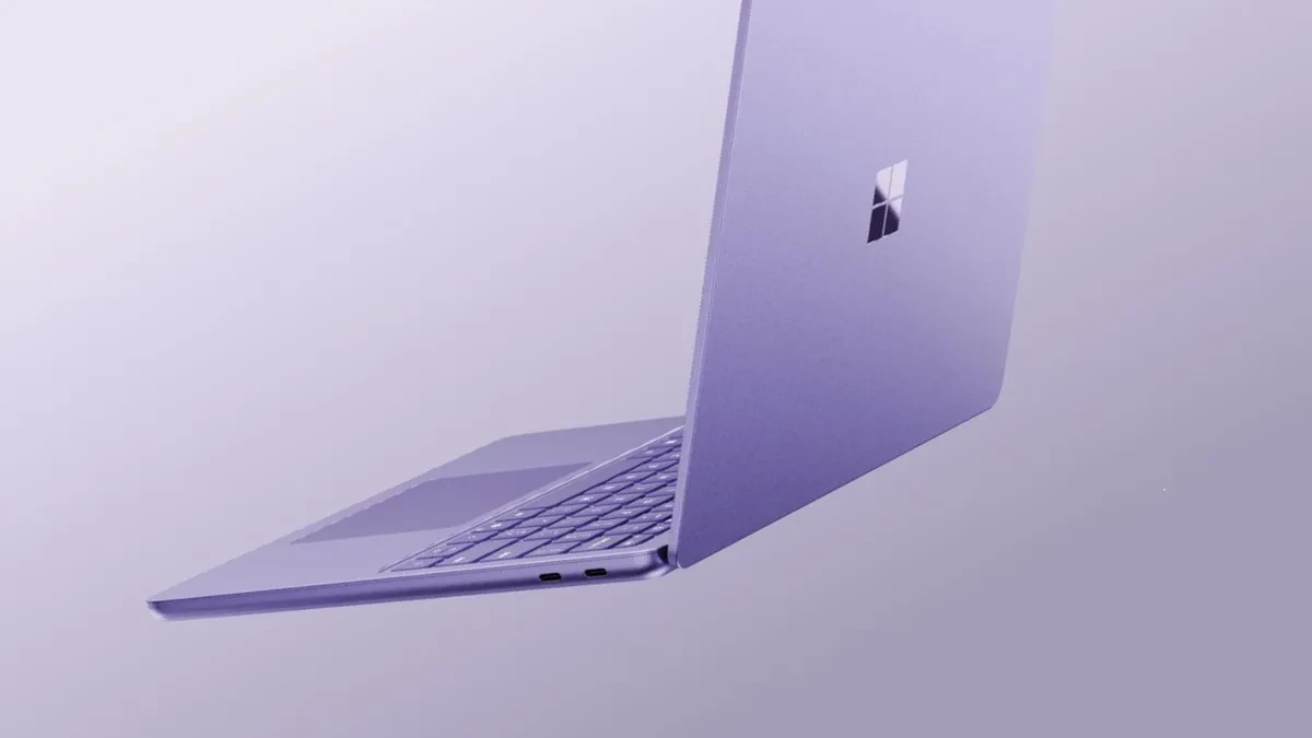 Surface Laptop 13-inch edisi terbaru dalam varian warna Violet yang anggun di atas meja