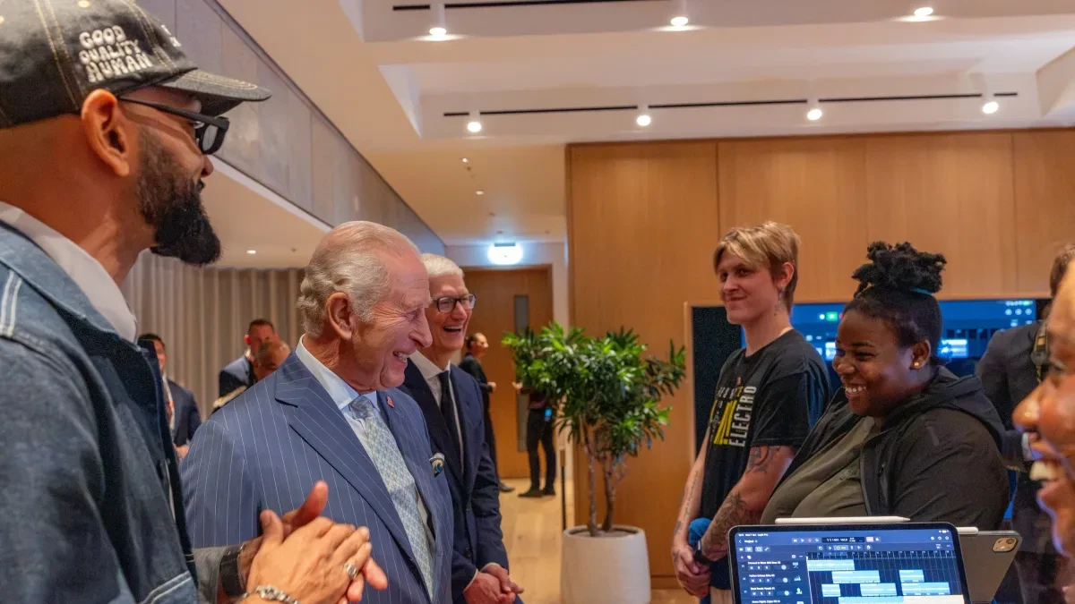 Tim Cook bersama Raja Charles III dalam peluncuran Apple x King's Trust Creative Labs di London