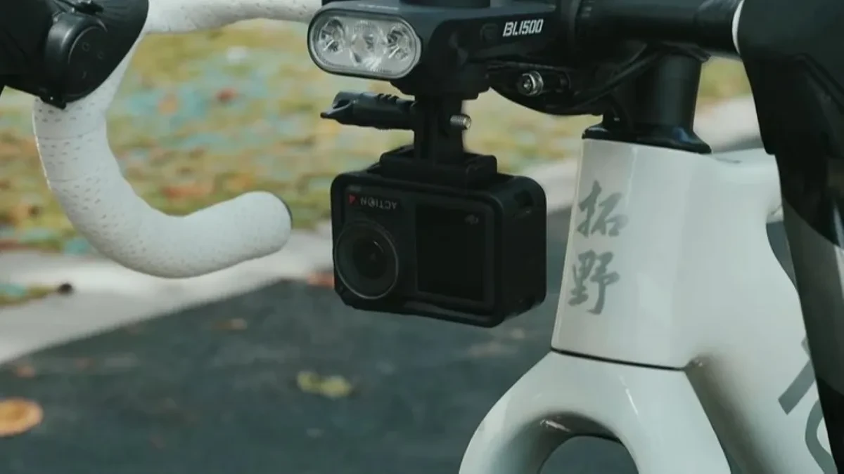 Lampu sepeda Towild dengan dudukan terintegrasi di bawah cycling computer