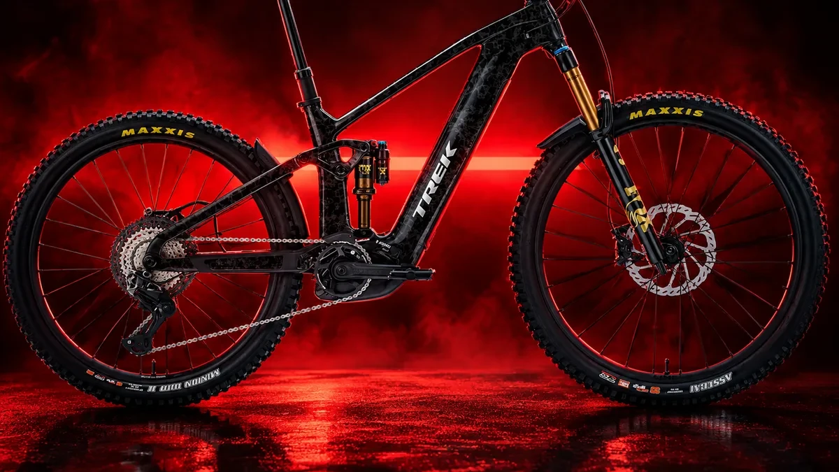 Trek Rail+ 9.8 Gen 5 eMTB berwarna merah dalam balutan kabut