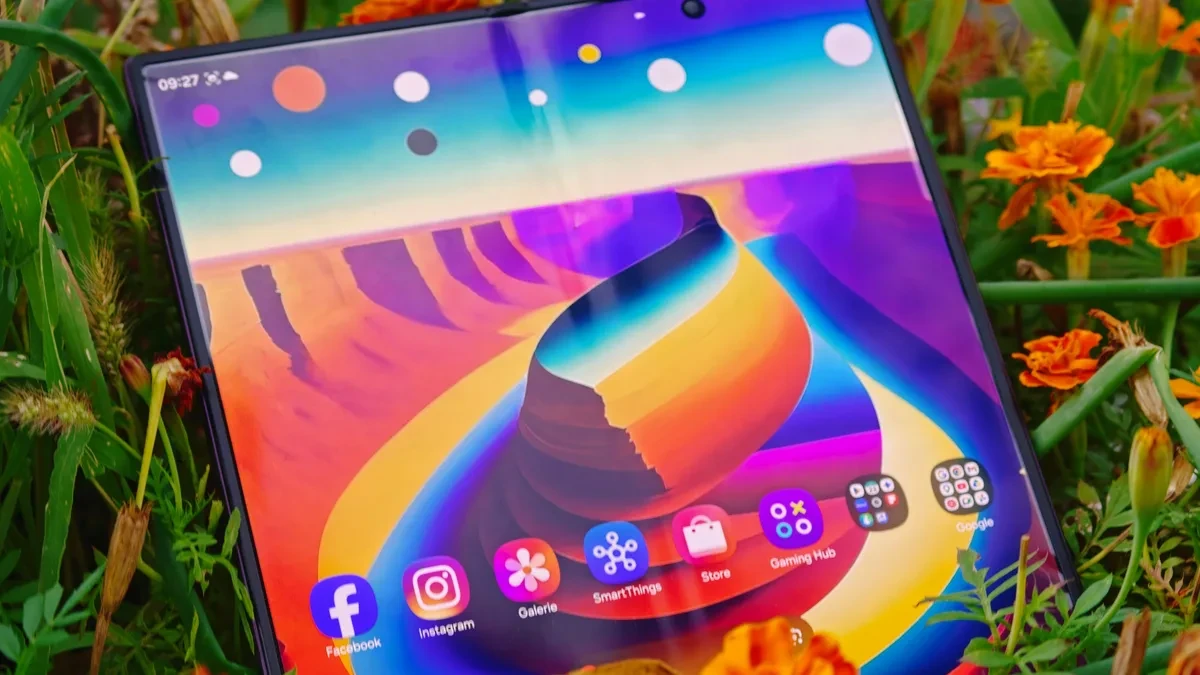 Samsung Galaxy Z Fold8 Ultra menampilkan layar lipat premium dengan tampilan visual jernih
