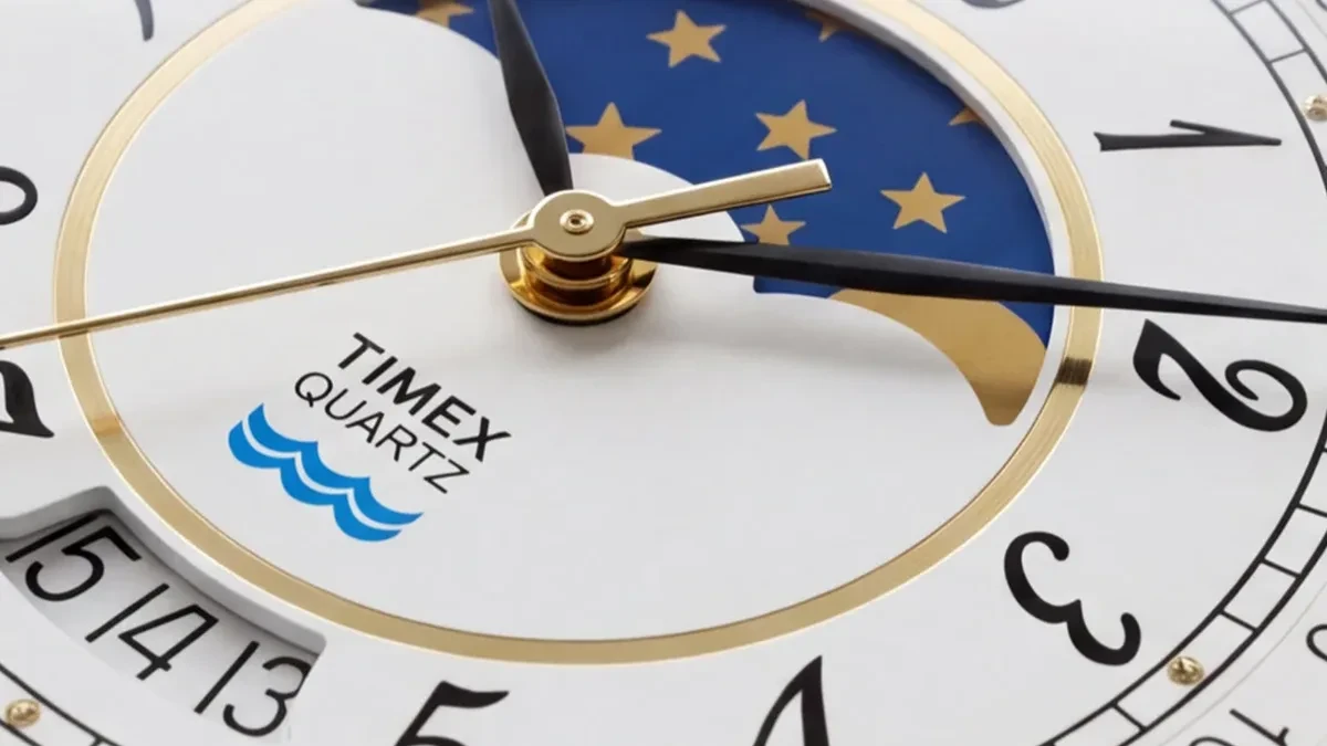 Timex 1990 Moon Phase and Calendar Dial Reissue warna emas dengan tali kulit cokelat