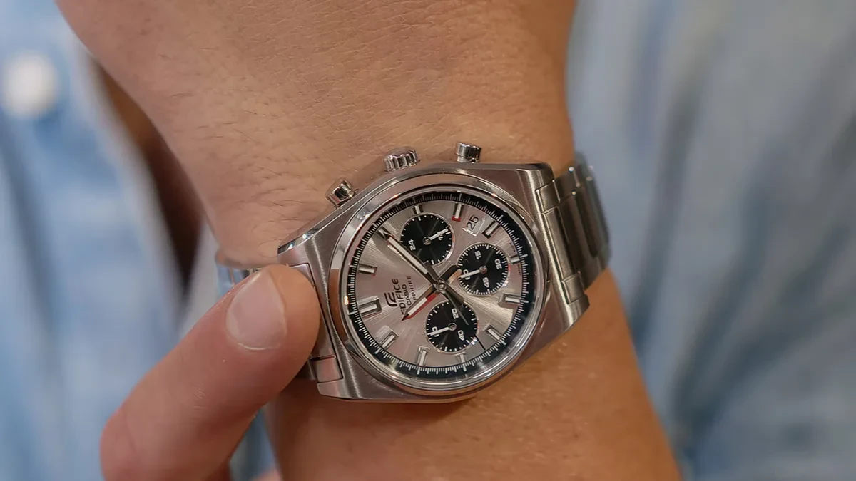 Jam tangan chronograph Casio Edifice EFB-730D-7AV berbahan baja stainless steel dengan kaca safir