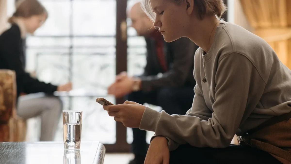 Fitur pengawasan orang tua WhatsApp untuk akun remaja dengan PIN dan proteksi enkripsi