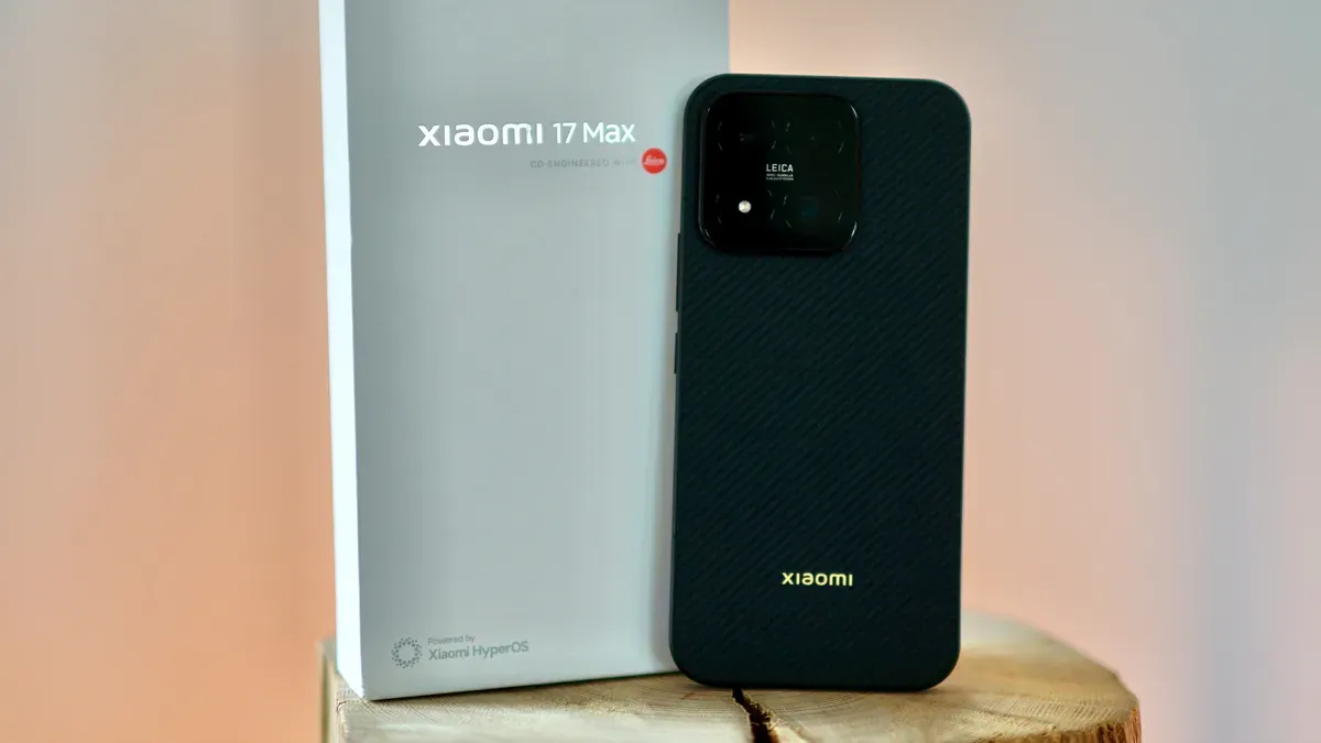 Tampak belakang Xiaomi 17 Max dengan modul kamera Leica dan bingkai aluminium premium