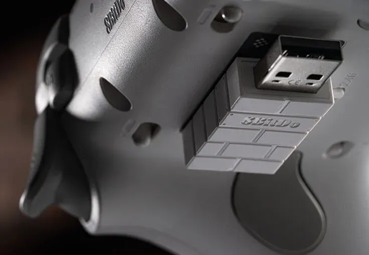 Adapter nirkabel 2.4GHz dengan sistem magnetis di bodi 8BitDo Ultimate 3C+