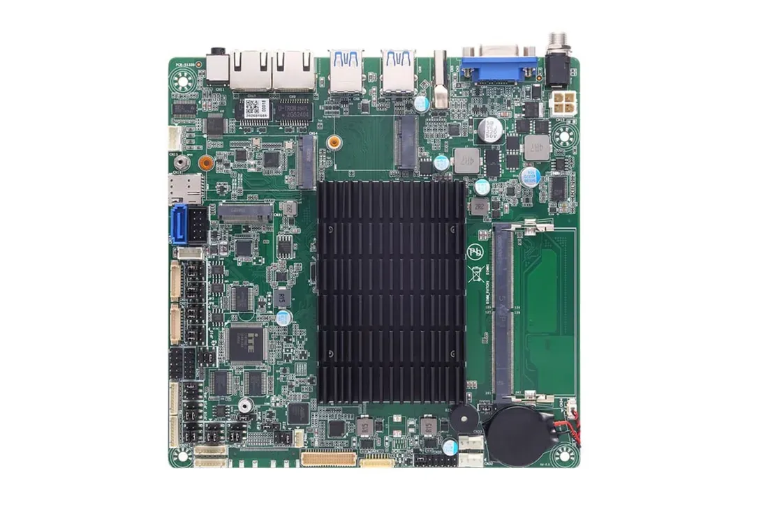 Tampak atas komponen pcb dan socket memori DDR5 Axiomtek MANO330