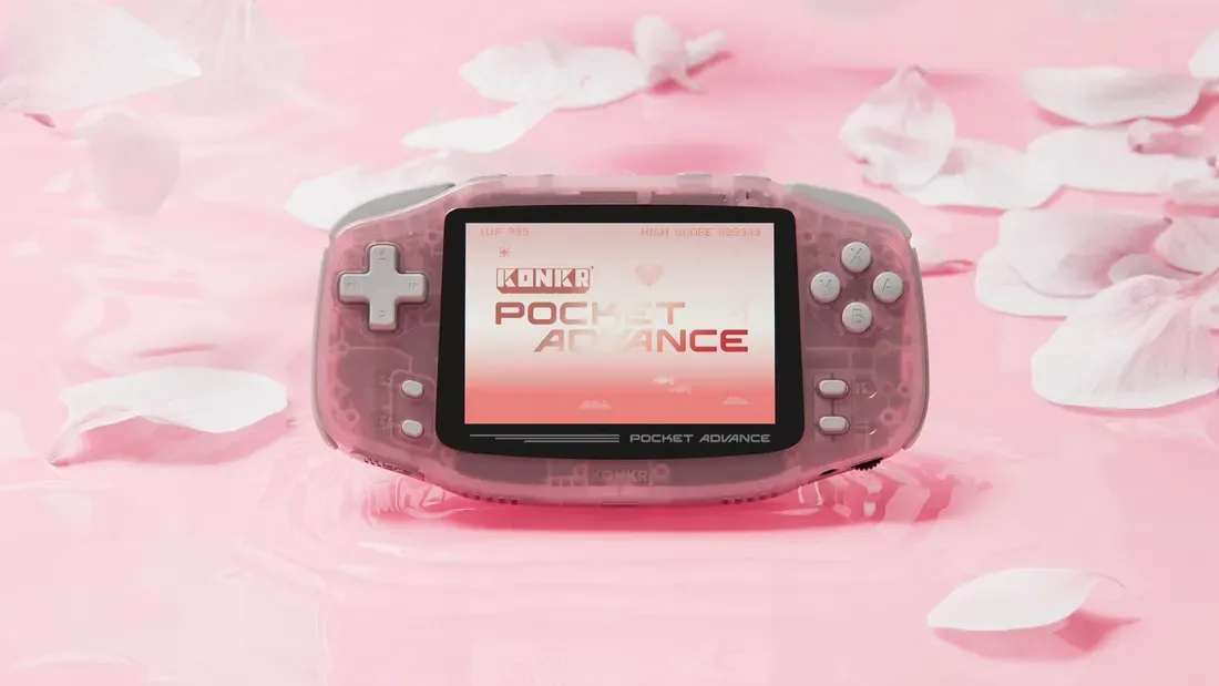 Tampilan depan Ayaneo Konkr Pocket Advance edisi Ice Pink