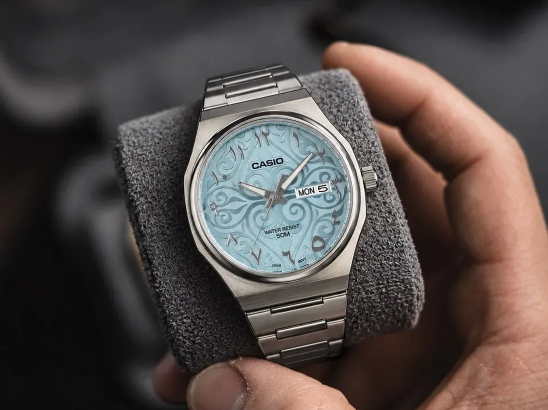 Detail motif arabesque pada dial Casio MTP-E735AR varian biru