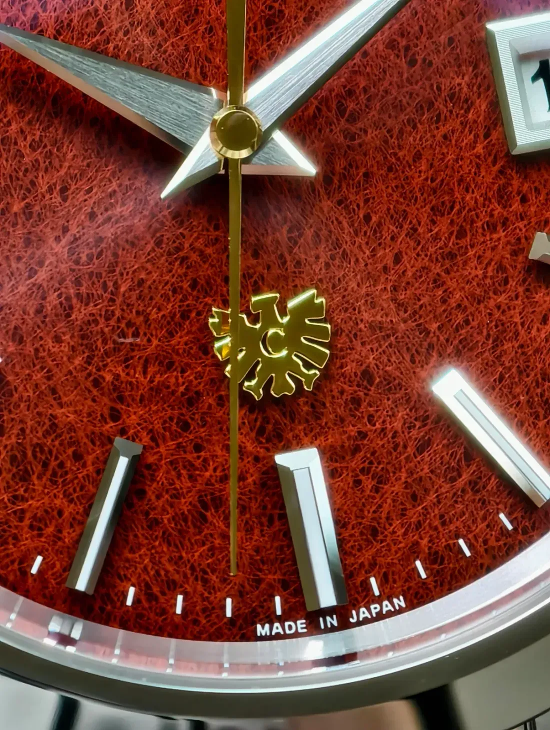 Foto makro serat kertas Tosa Tengujoshi washi merah pada dial Citizen AQ4100-65X