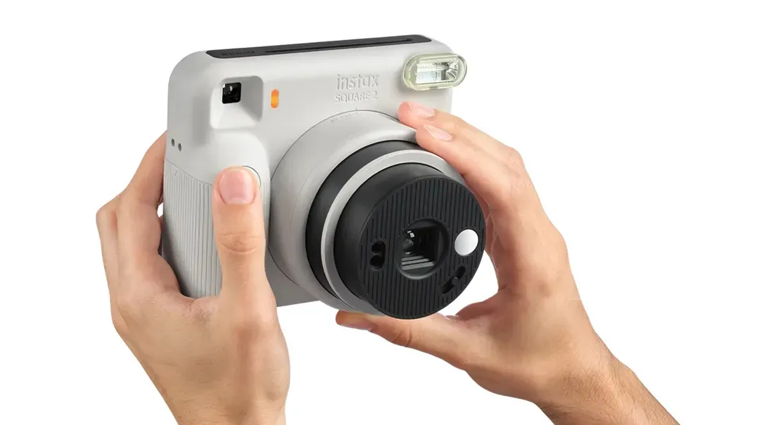 Detail lensa dan tombol geser filter Fujifilm Instax Square 2
