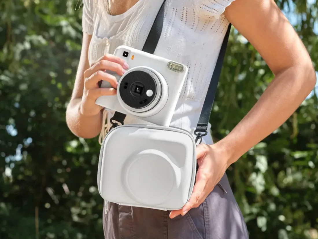Sisi samping Fujifilm Instax Square 2 memperlihatkan bentuk bodi