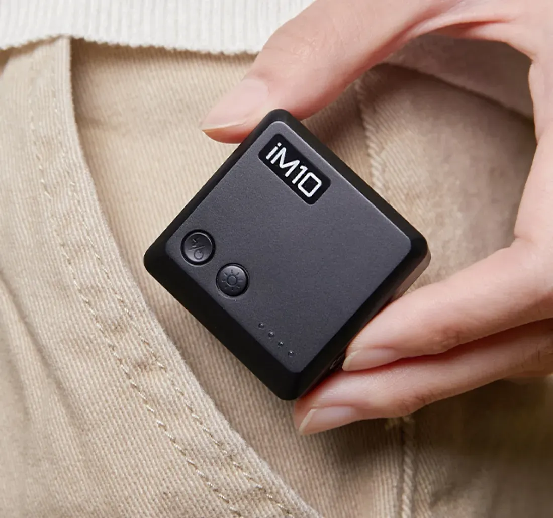 Detail port USB-C dan hot shoe pada Godox iM10