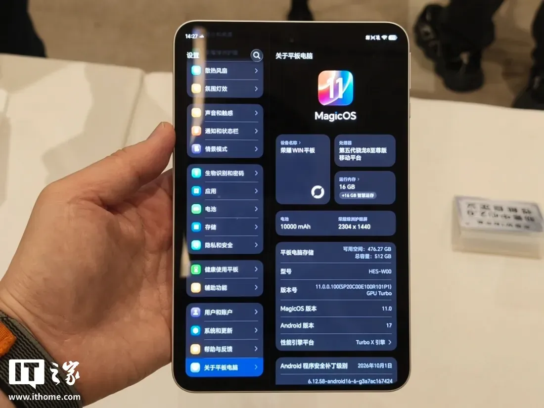 Sesi hands-on memperlihatkan ukuran kompak Honor Win Tablet saat digenggam