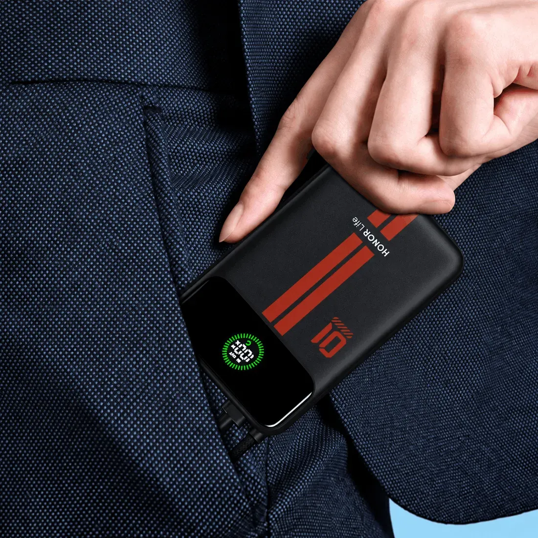 Honor Life Power Bank muat di dalam saku pakaian