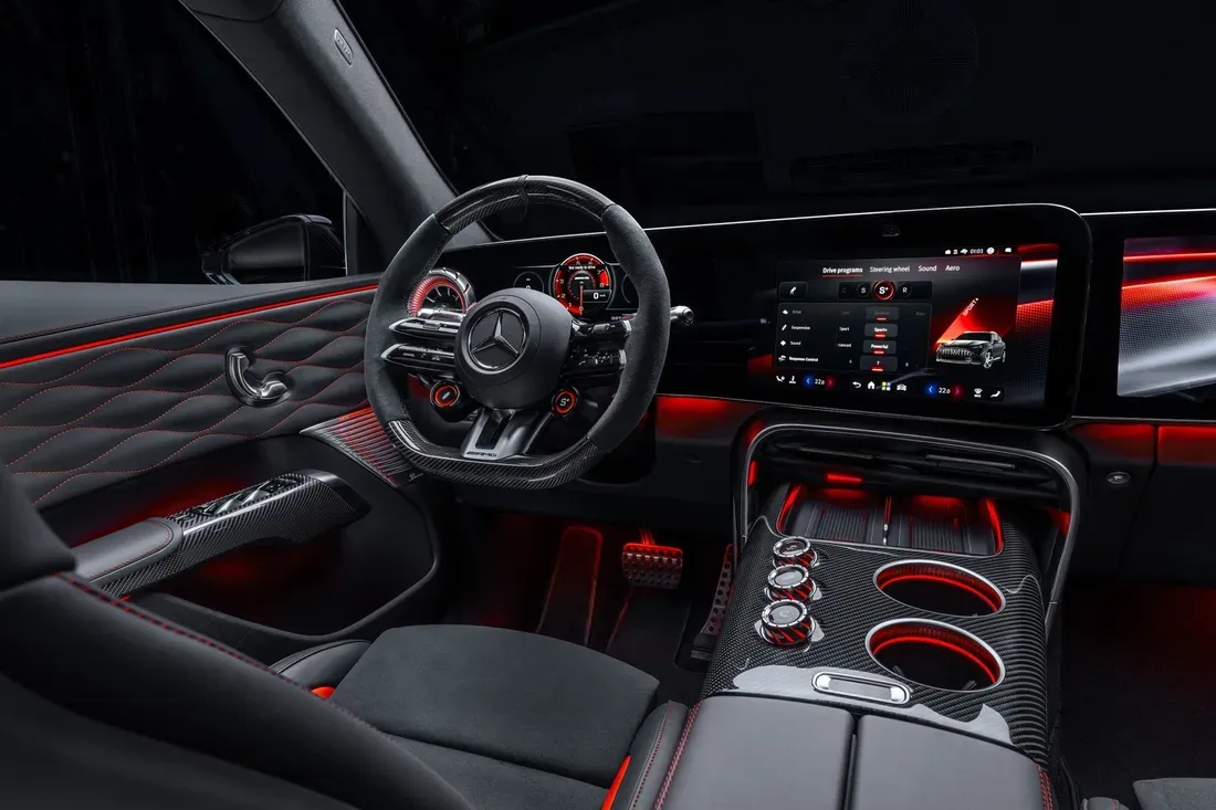 Kabin dan dashboard interior Mercedes-AMG GT SUV