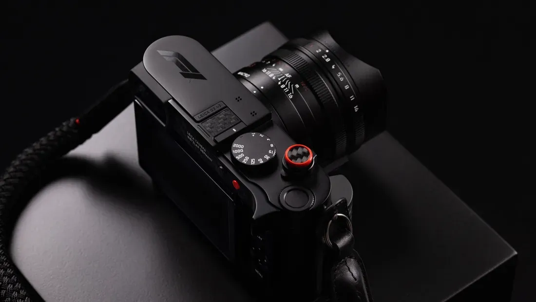 Detail logo Formula 1 dan tombol pada Leica Q3 43 F1 Edition