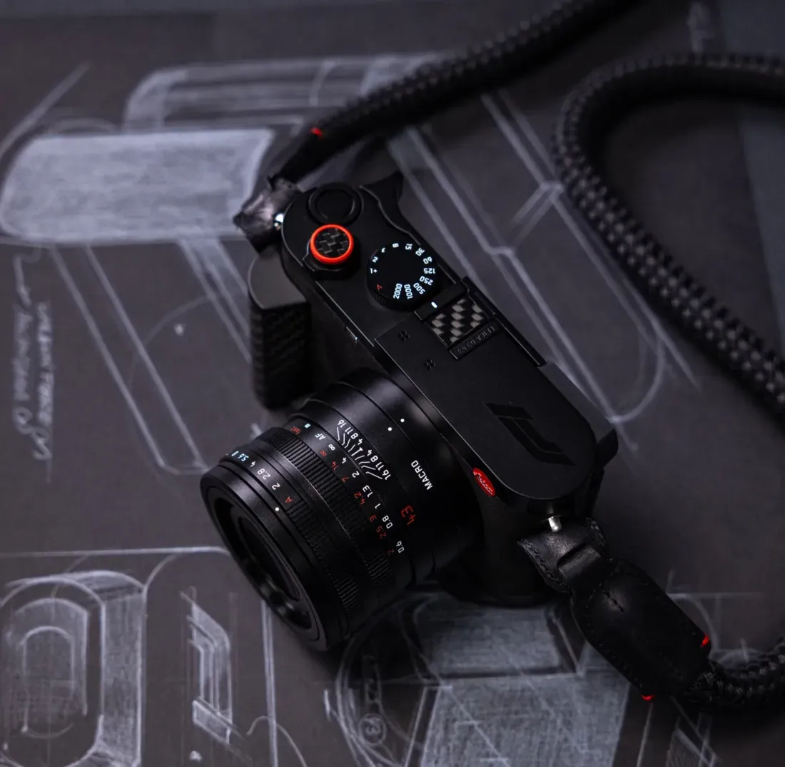 Tampilan sisi samping Leica Q3 43 Formula 1 Edition