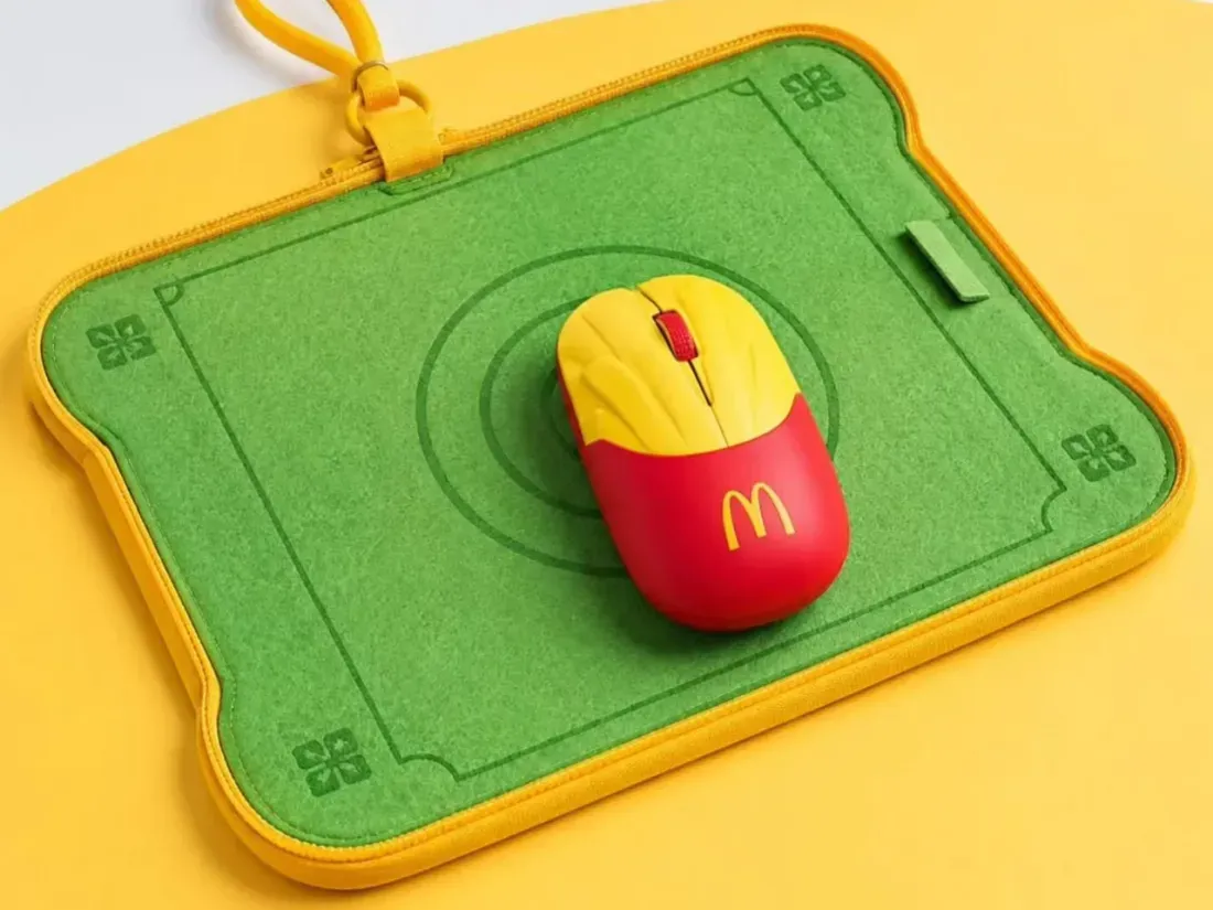 Tampak belakang dan port koneksi pada mouse daur ulang McDonald's Fry Mark