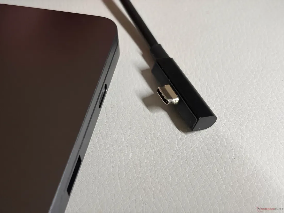 Port pengisian magnetik USB-C pada Microsoft Surface Laptop Ultra