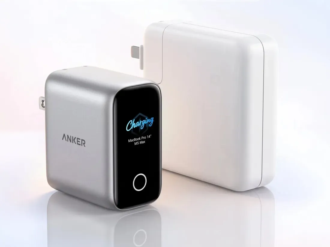 Perbandingan ukuran Anker Laptop Charger Pro dengan adaptor lain