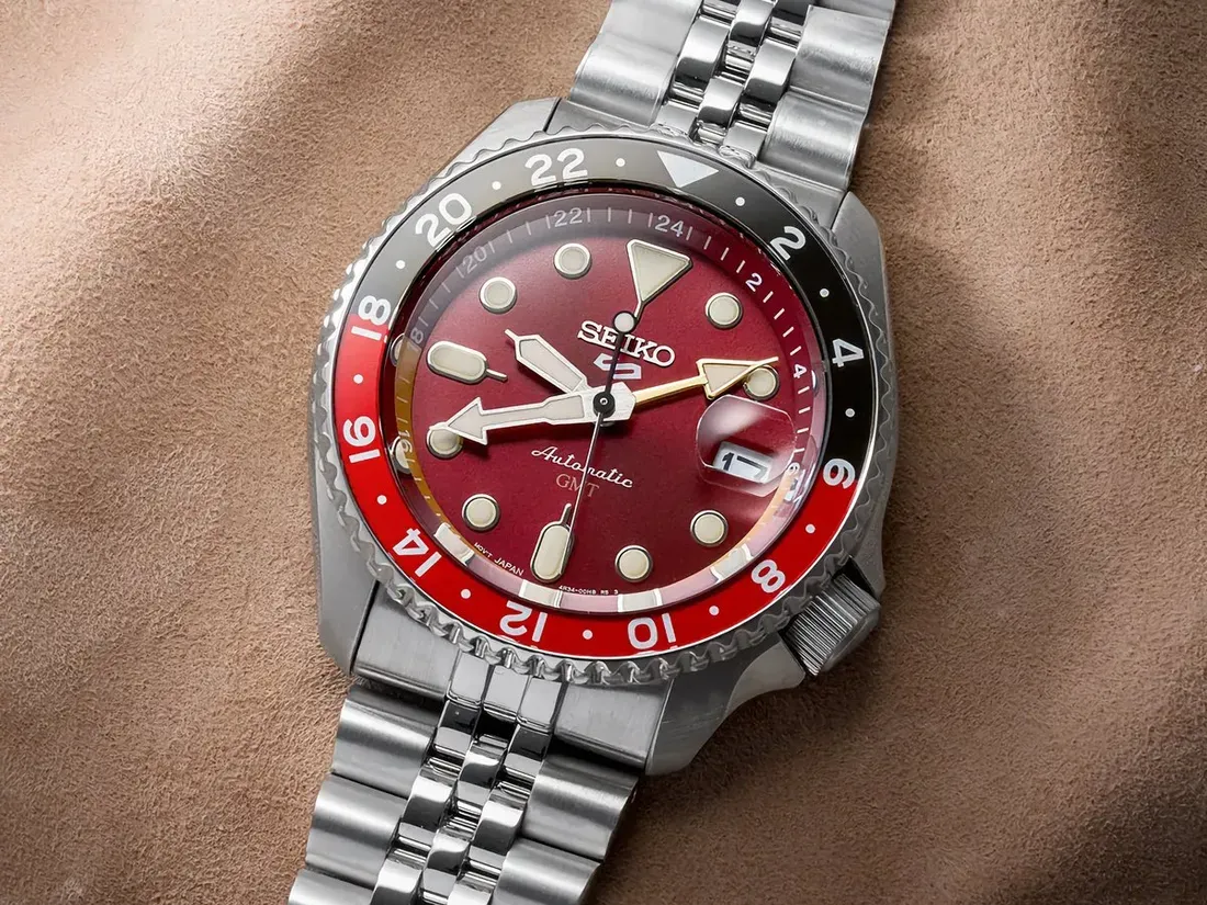 Tampak samping Seiko 5 Sports GMT HDB016 memperlihatkan bezel dan penanda tanggal berpotongan kepingan kaca pembesar