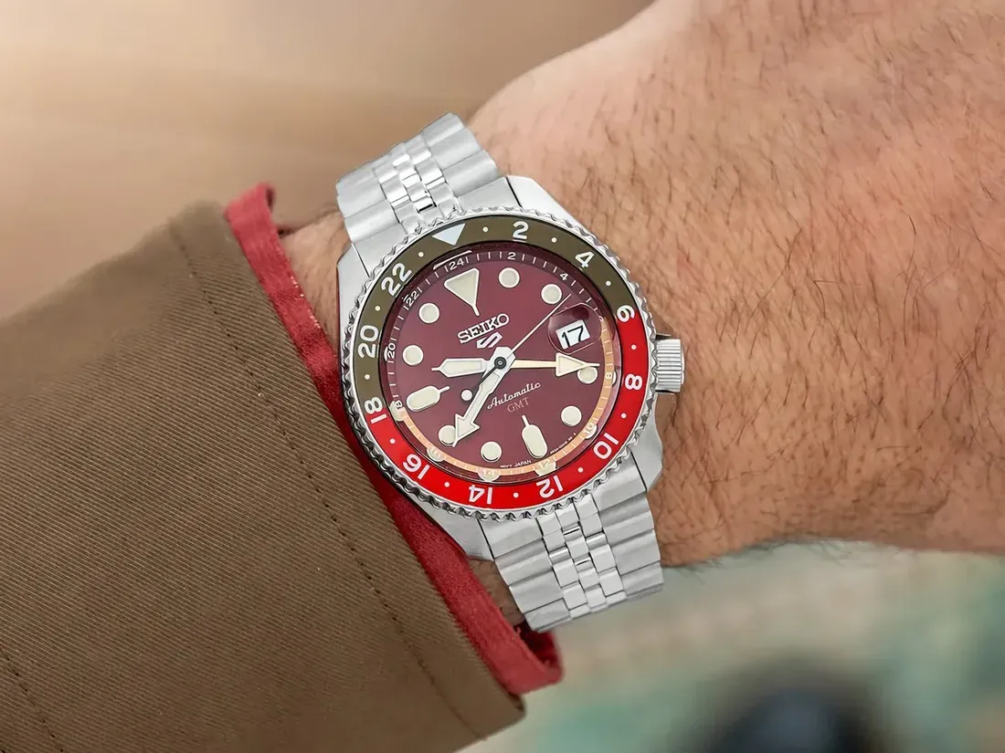 Seiko 5 Sports GMT HDB016 melingkar di pergelangan tangan