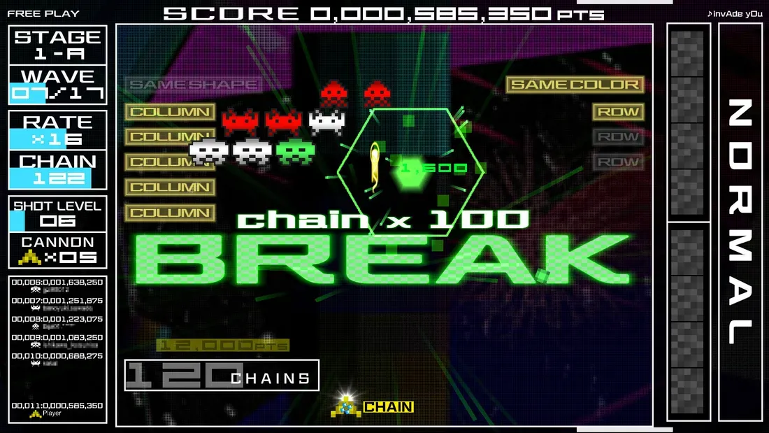 Aksi pertarungan bos di game Space Invaders Extreme