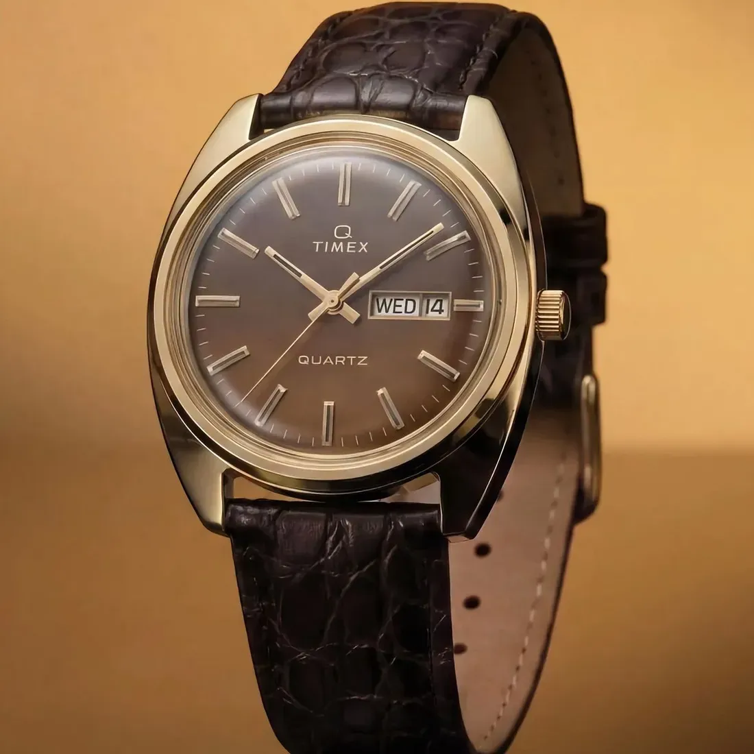 Close up dial cokelat fumé Timex Q 1976