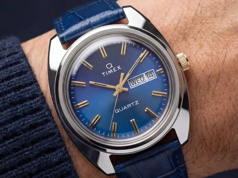 Detail dial biru gradasi Timex Q 1976