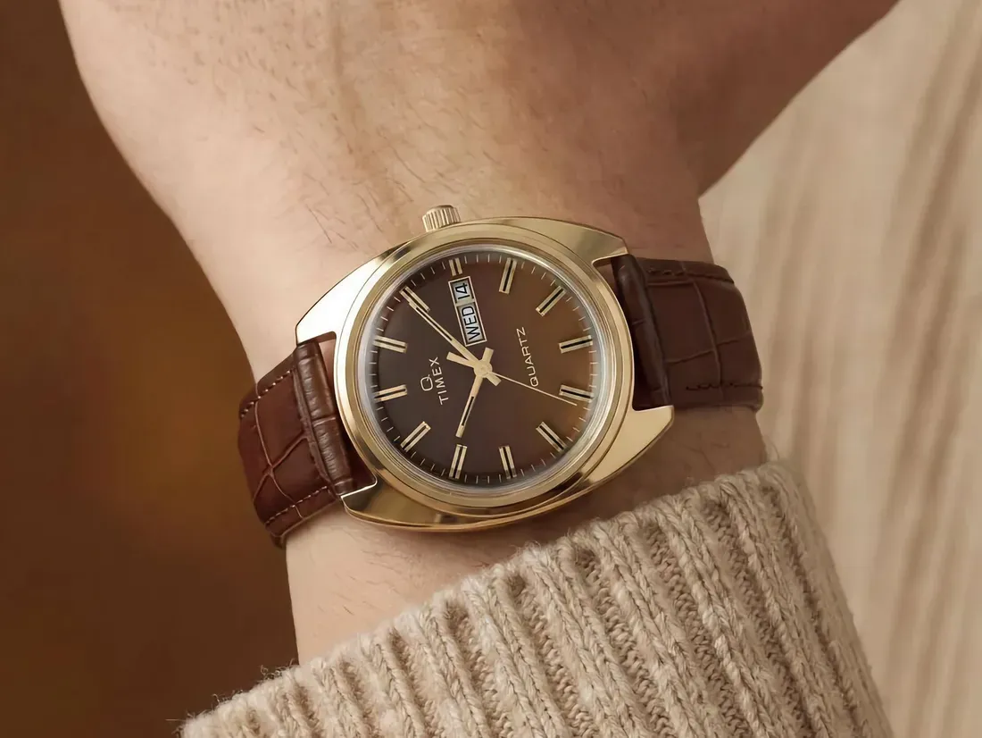 Timex Q 1976 varian cokelat saat melingkar di pergelangan tangan
