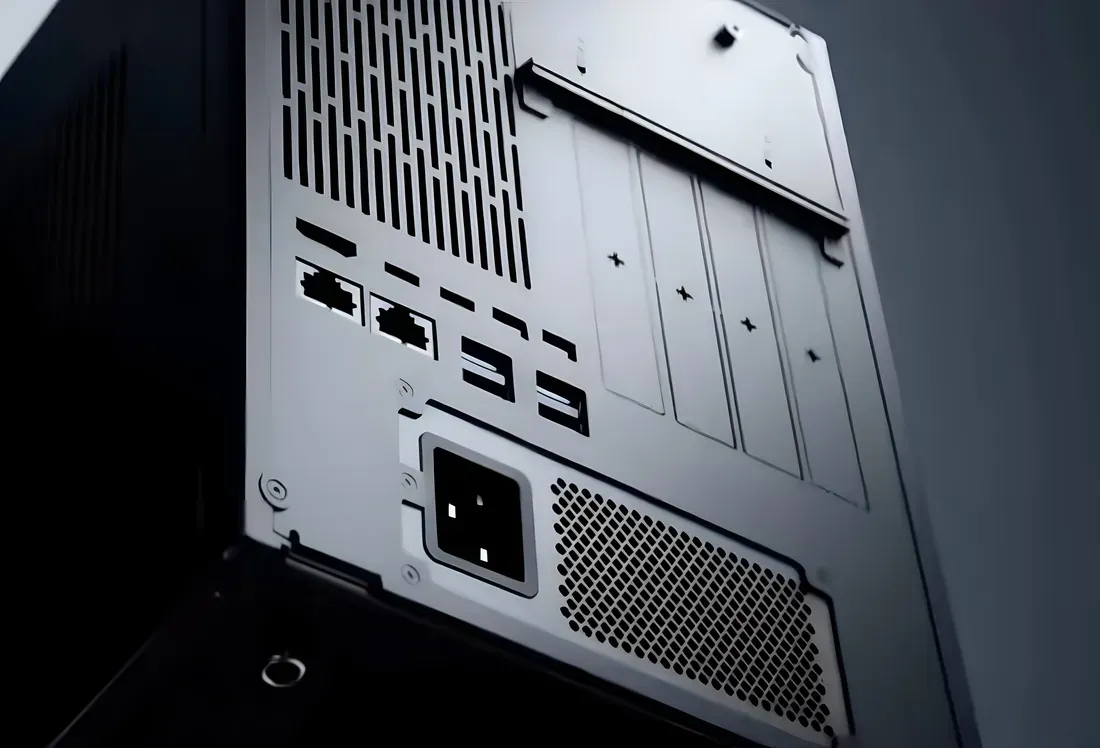 Sisi belakang Topfeel DeskOne A1 dengan slot ekspansi PCIe