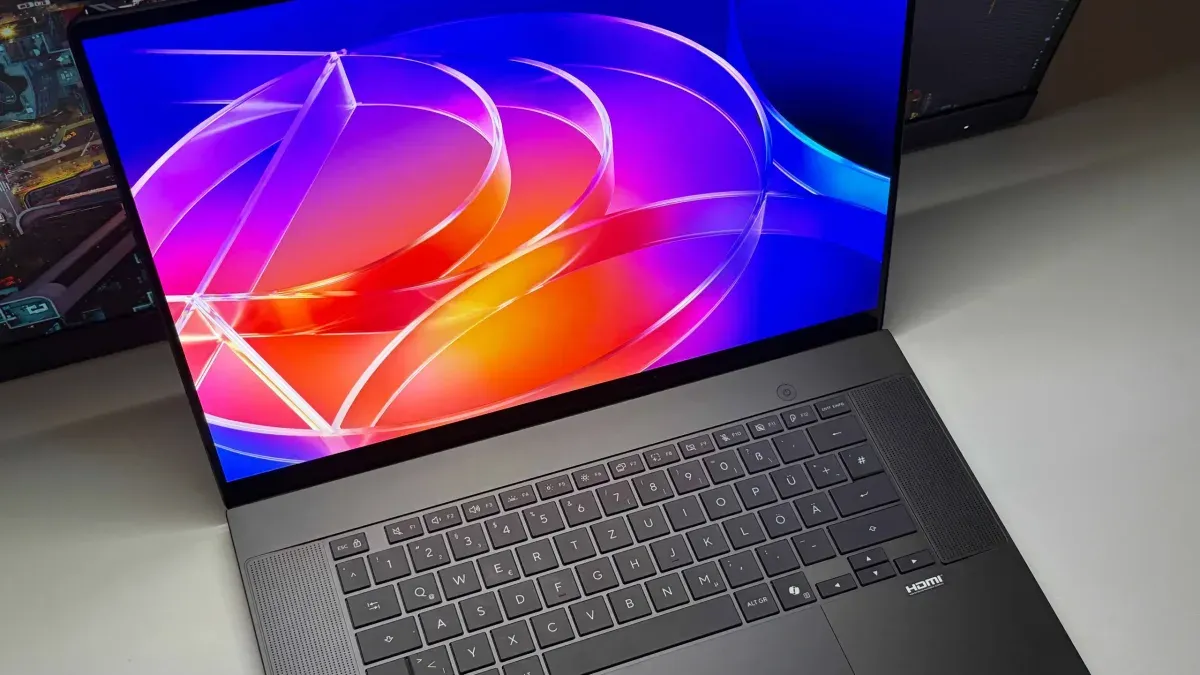 Laptop Multimedia Tipis dengan Layar OLED Memukau