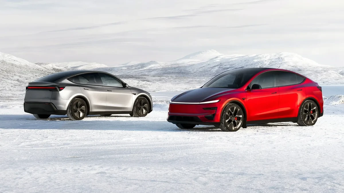 Mobil listrik Tesla Model Y terparkir dengan latar belakang modern