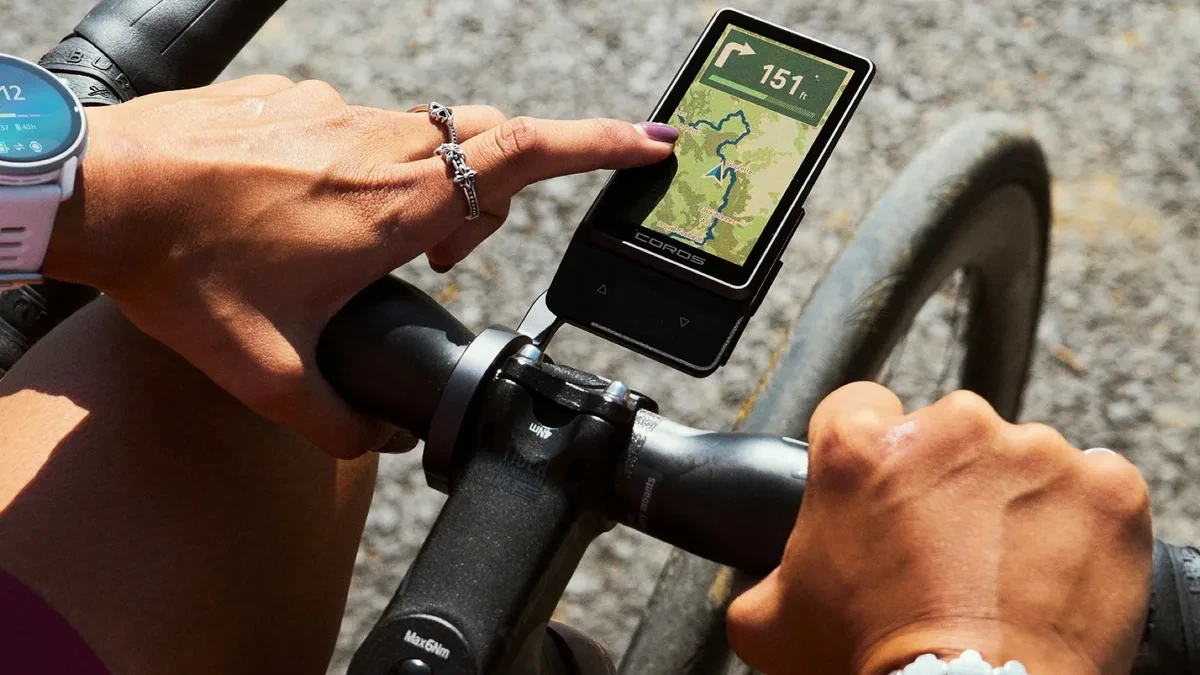 Coros Dura 2 Solar bike computer tampak depan dengan layar MiP