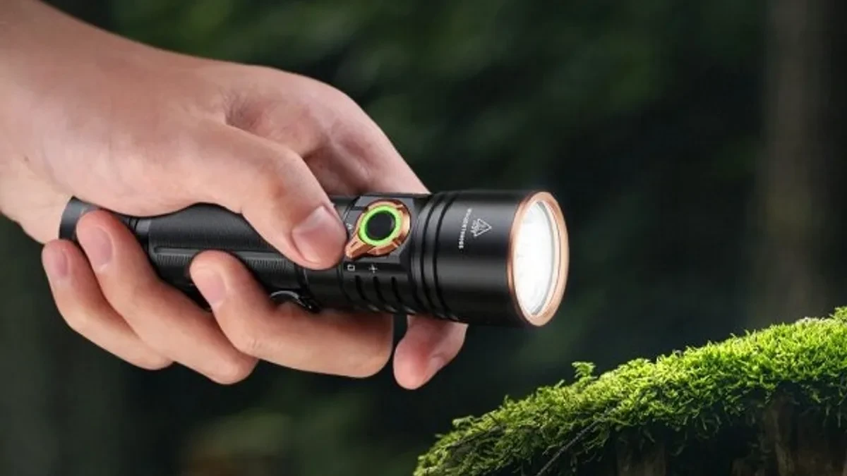 Senter LED Fenix E40R berdaya tinggi dengan port USB-C
