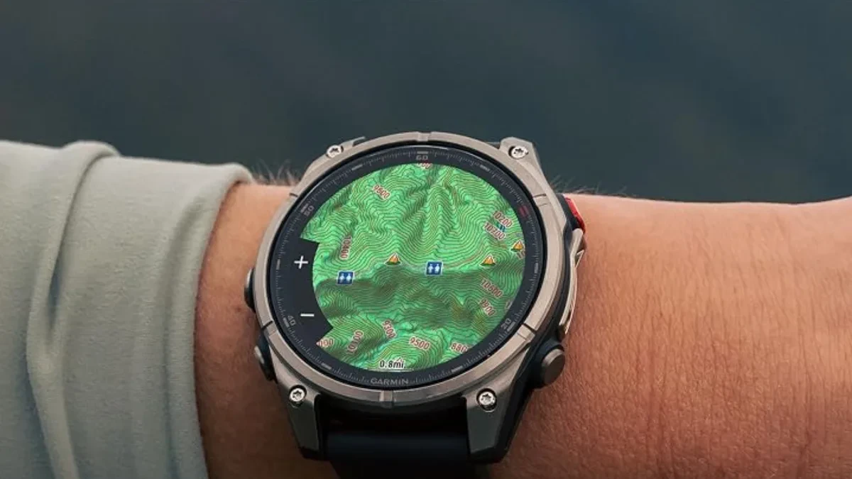 Tampilan jam tangan pintar Garmin Fenix 8 dengan pembaruan perangkat lunak