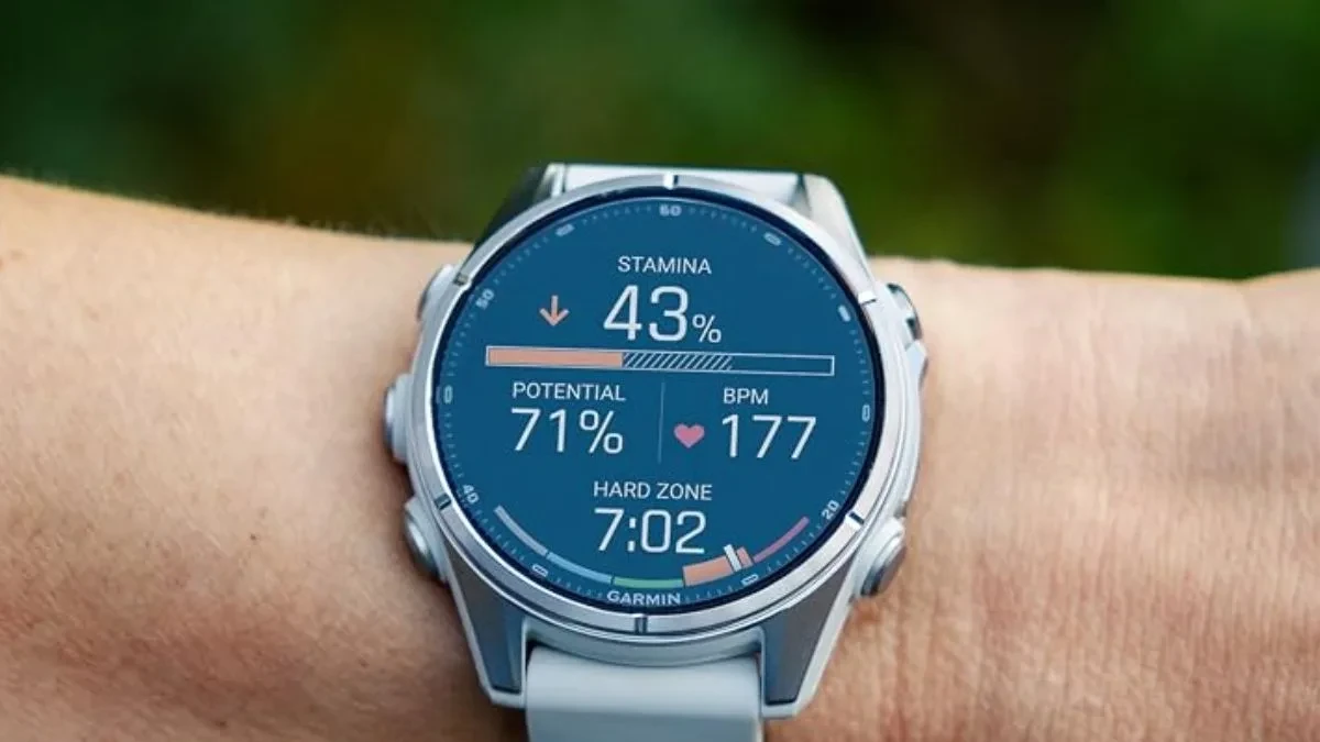 Smartwatch Garmin Fenix 9 varian Titanium yang mendapatkan pembaruan system software 6.73